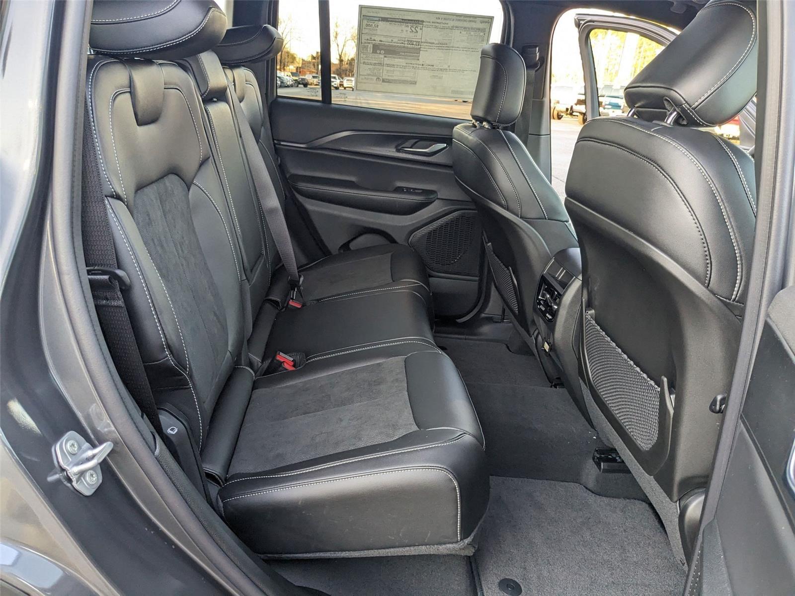 2025 Jeep Grand Cherokee Laredo Altitude photo 16