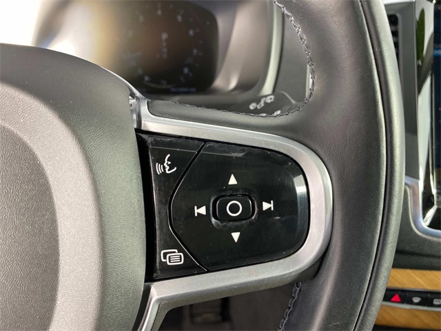 2022 Volvo XC90 T6 Momentum photo 16