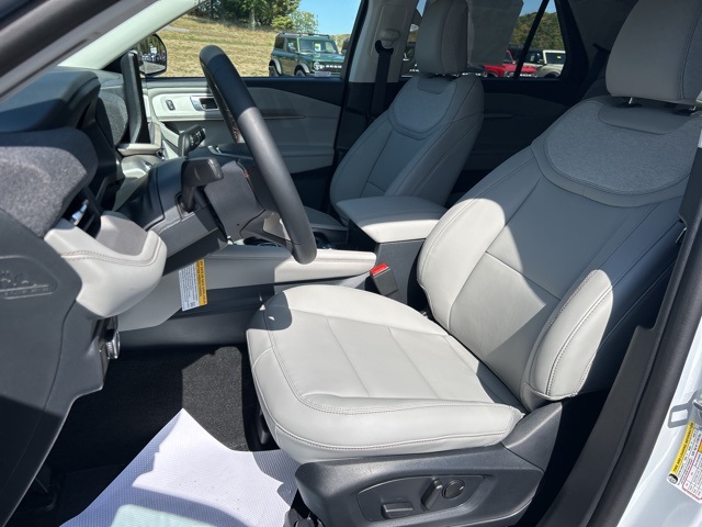 2025 Ford Explorer photo 15