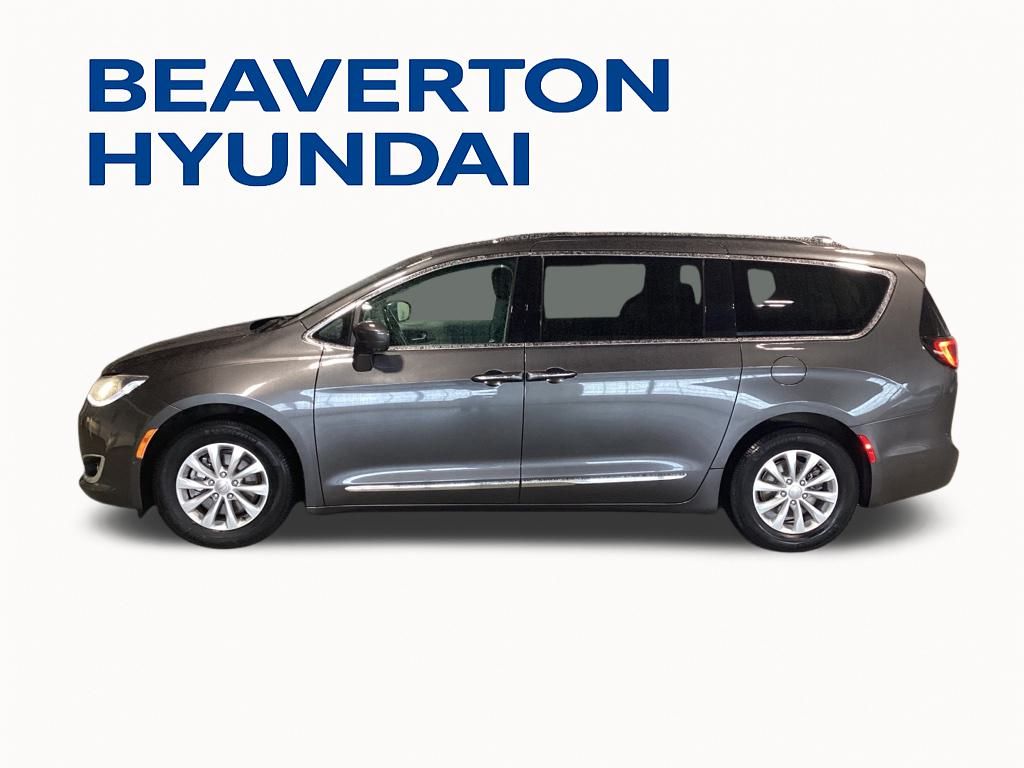 2019 Chrysler Pacifica Touring L photo 3
