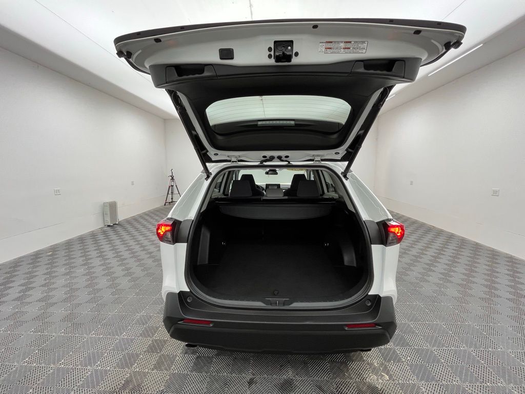2021 Toyota RAV4 XLE photo 4