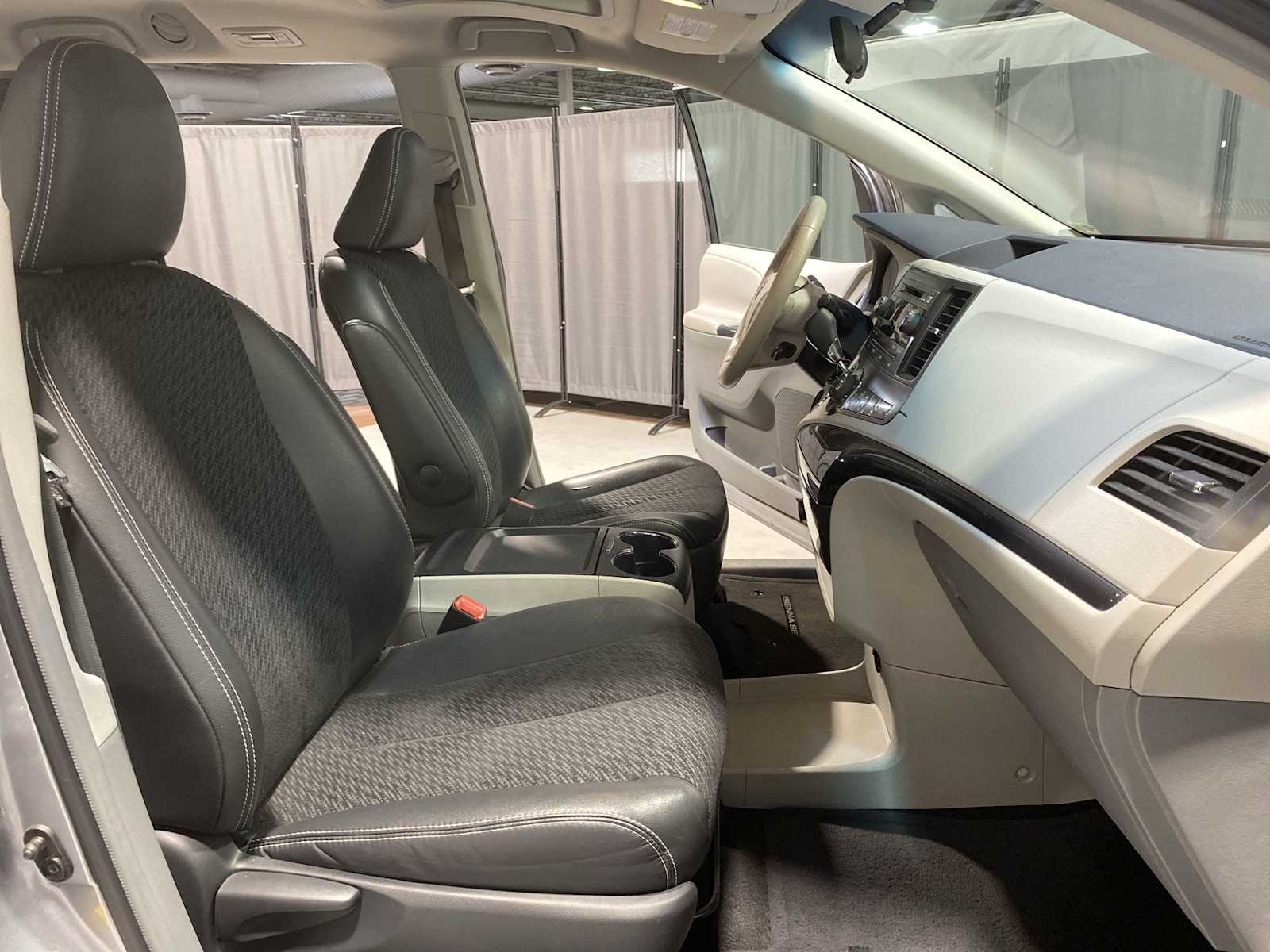 2011 Toyota Sienna SE photo 14