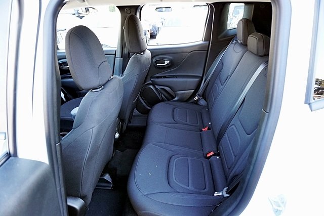 Used 2022 White Jeep Latitude image 16