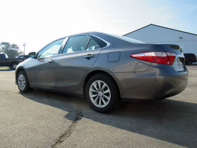 2015 Toyota Camry LE photo 2
