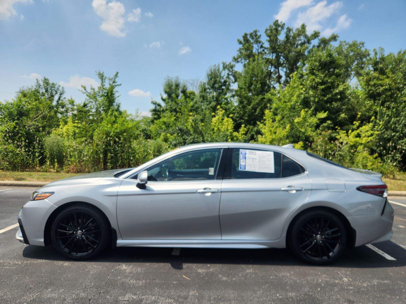 2022 Toyota Camry Hybrid XSE photo 2