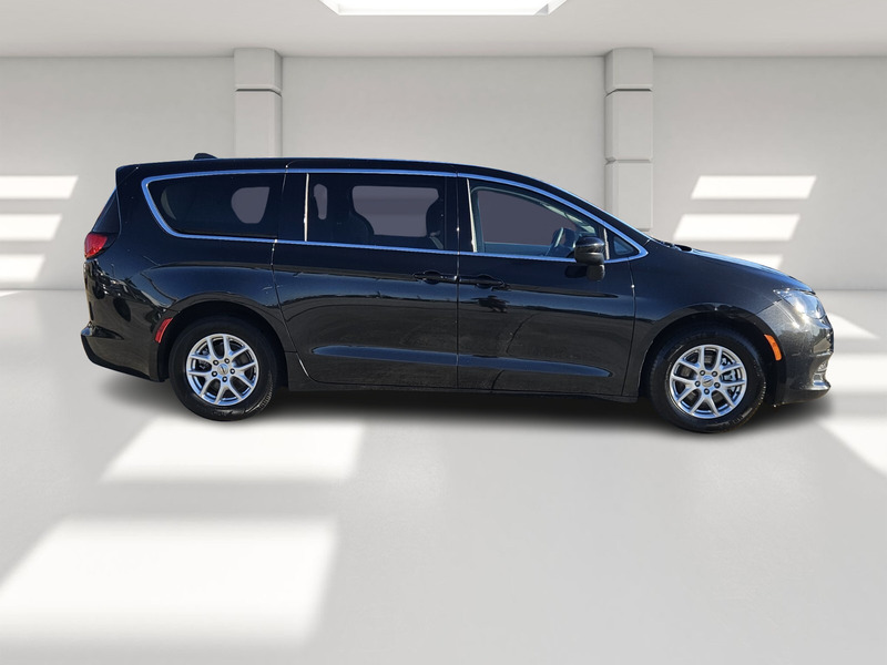 2023 Chrysler Voyager LX photo 3