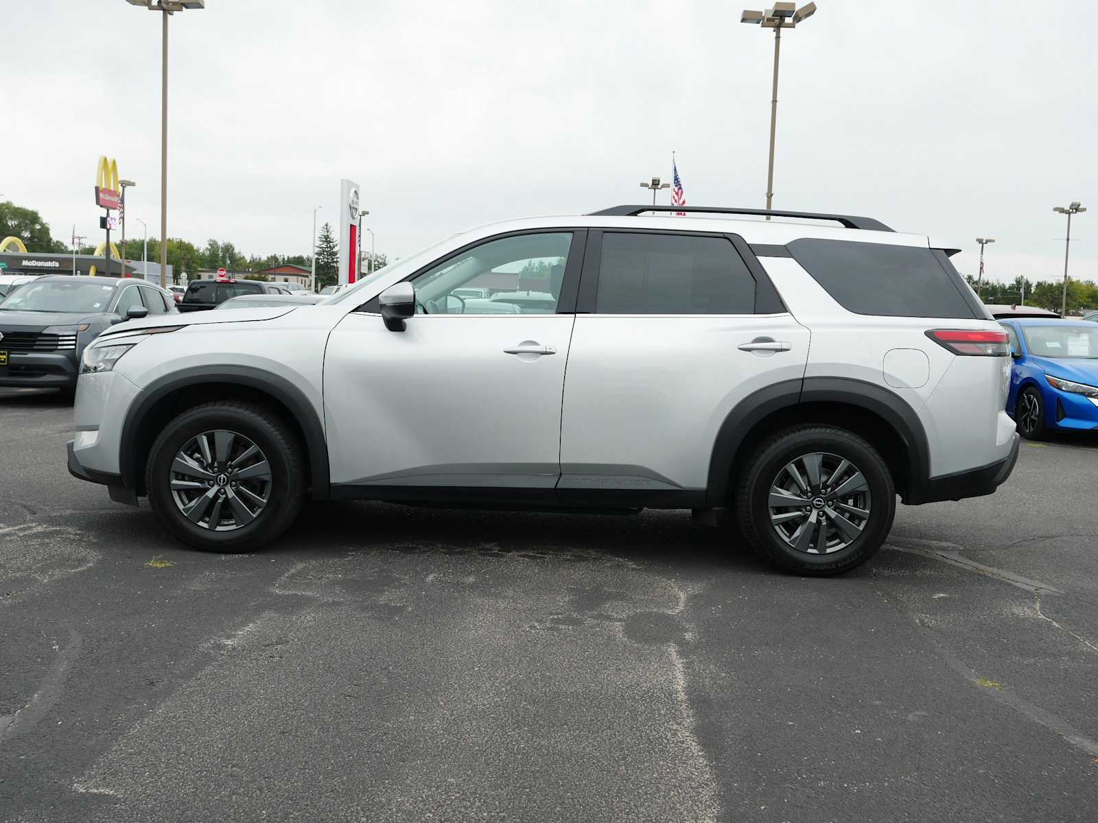 2023 Nissan Pathfinder SV photo 3