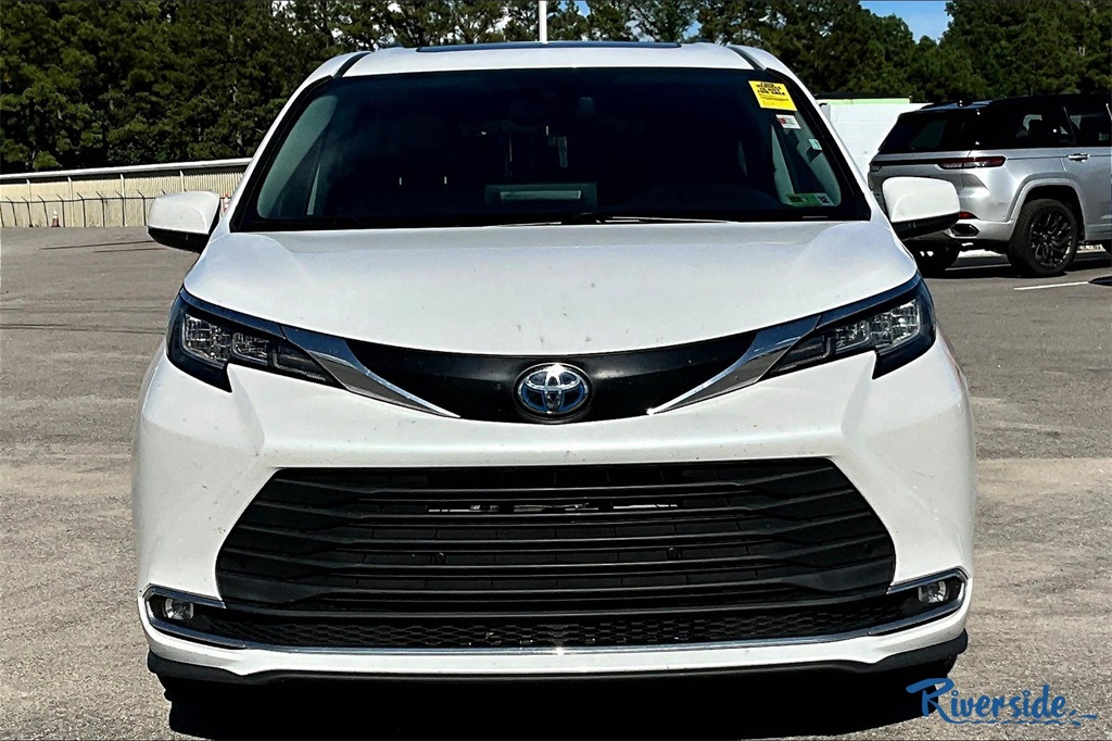 2023 Toyota Sienna XLE photo 2