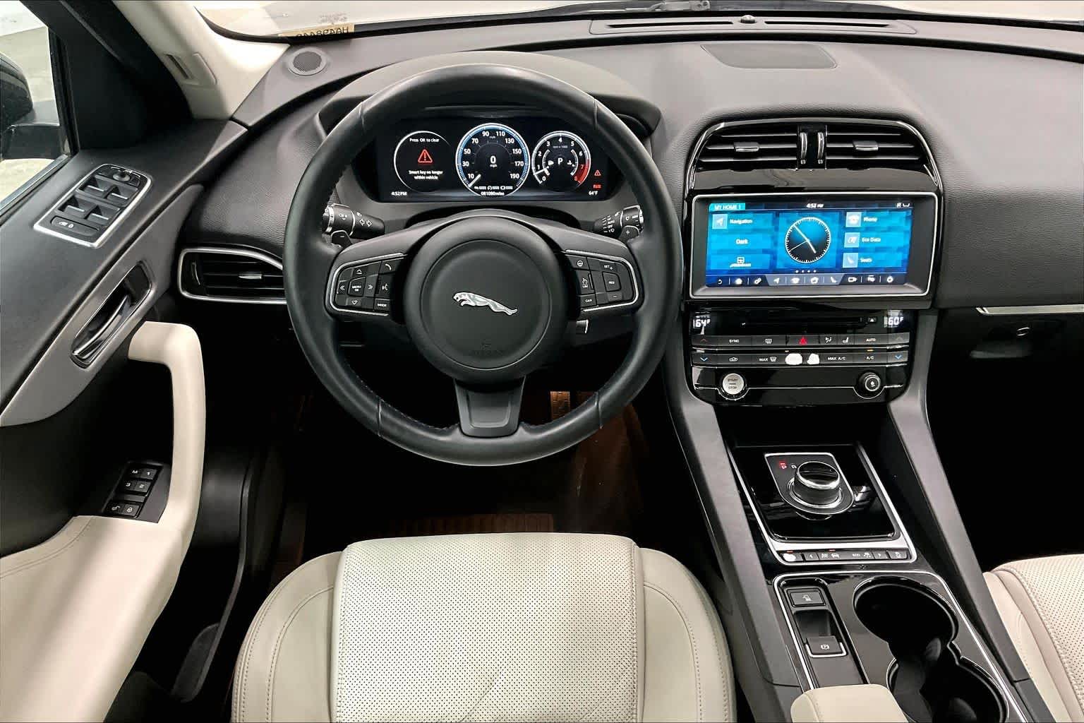 2017 Jaguar F-PACE Prestige photo 4