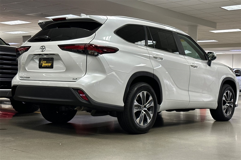 2025 Toyota Highlander XLE photo 4