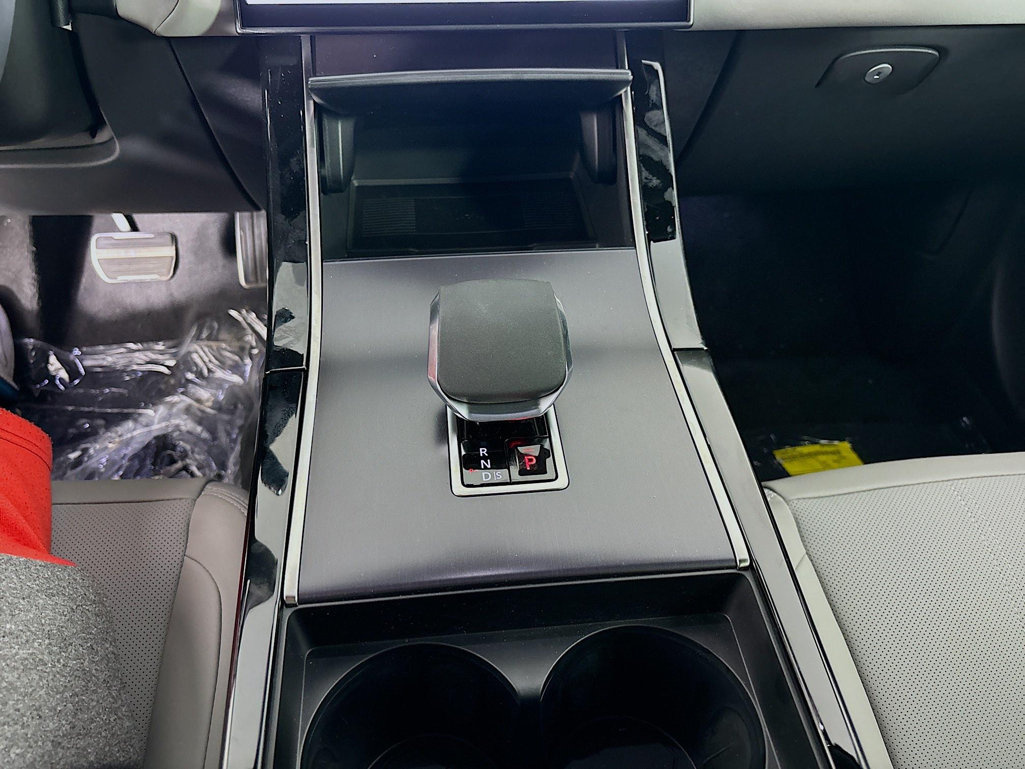 2026 Land Rover Range Rover Velar SE photo 12