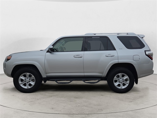 2016 Toyota 4Runner SR5 photo 2