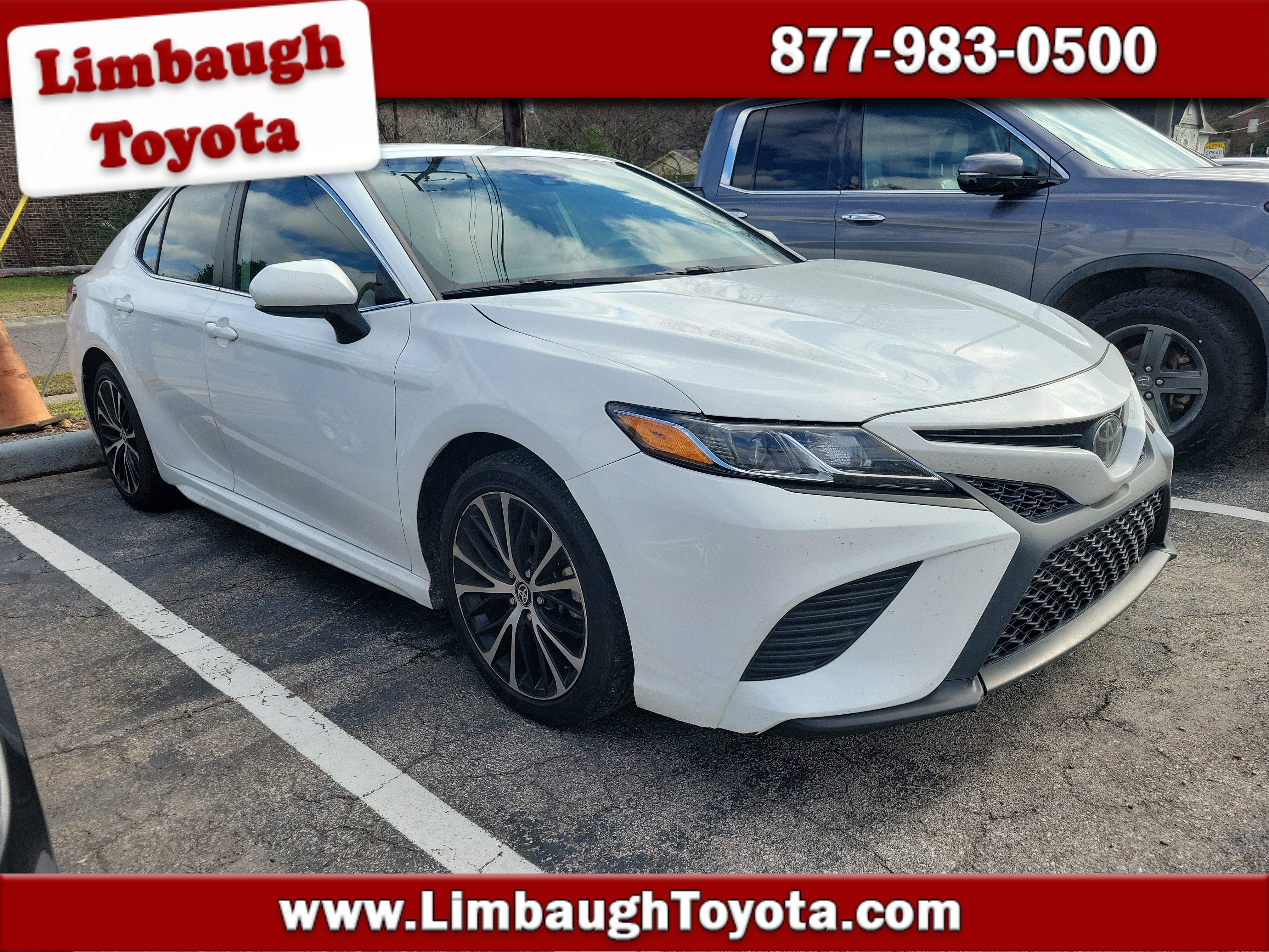 2020 Toyota Camry SE's photo