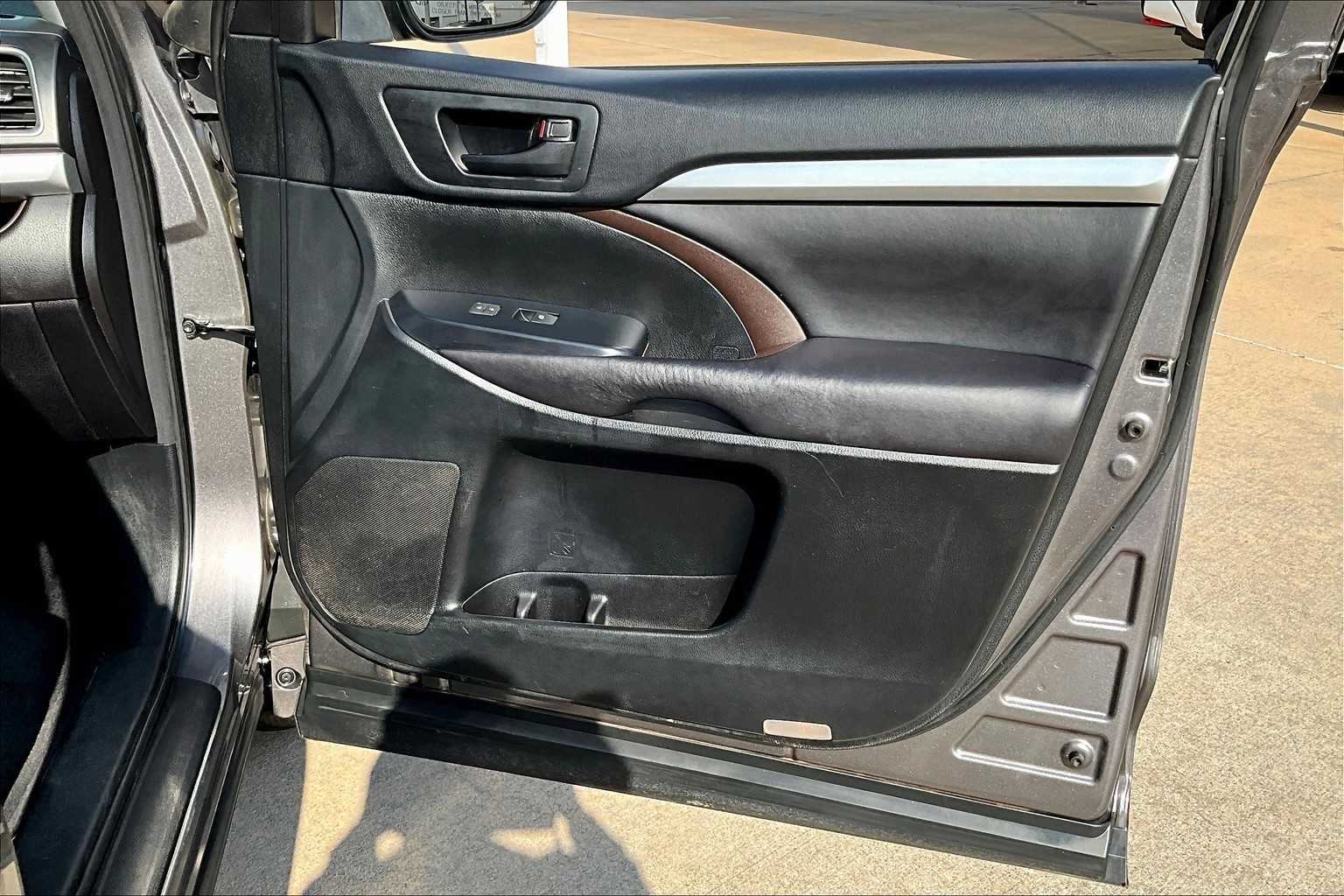 2017 Toyota Highlander LE Plus photo 24