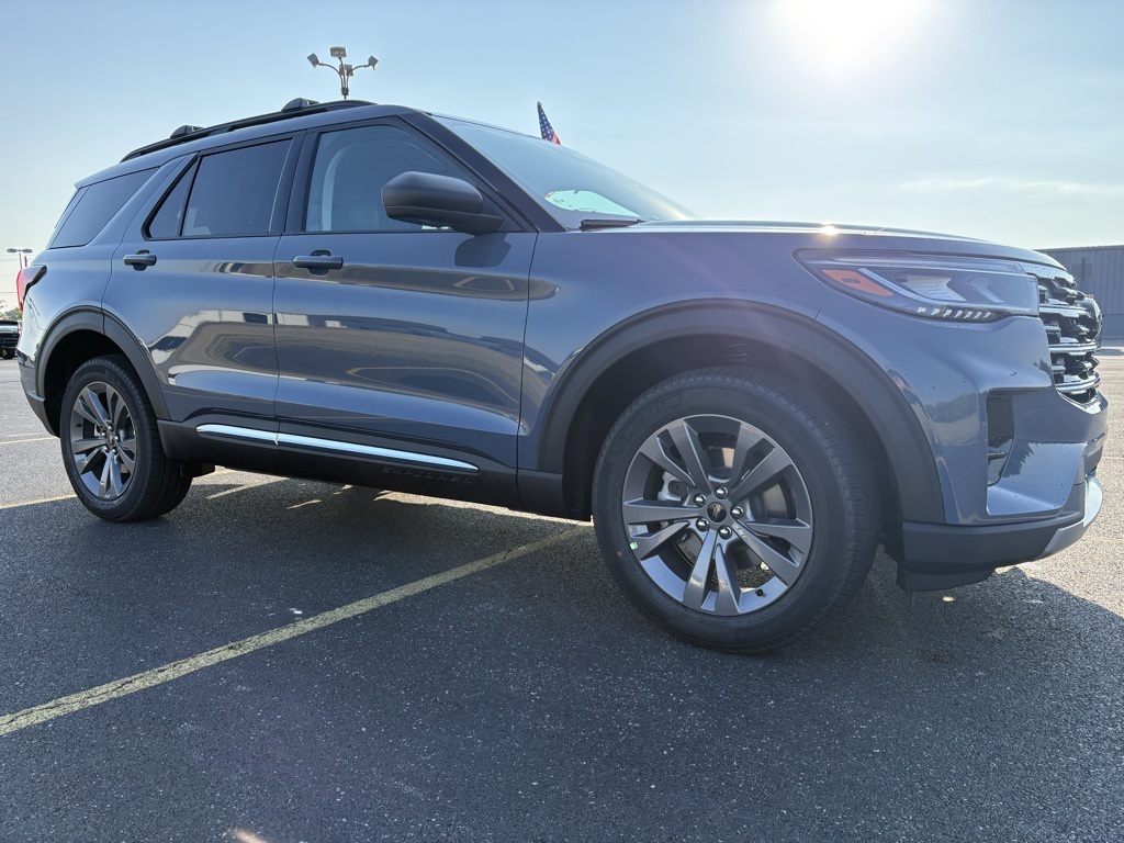 2025 Ford Explorer photo 2