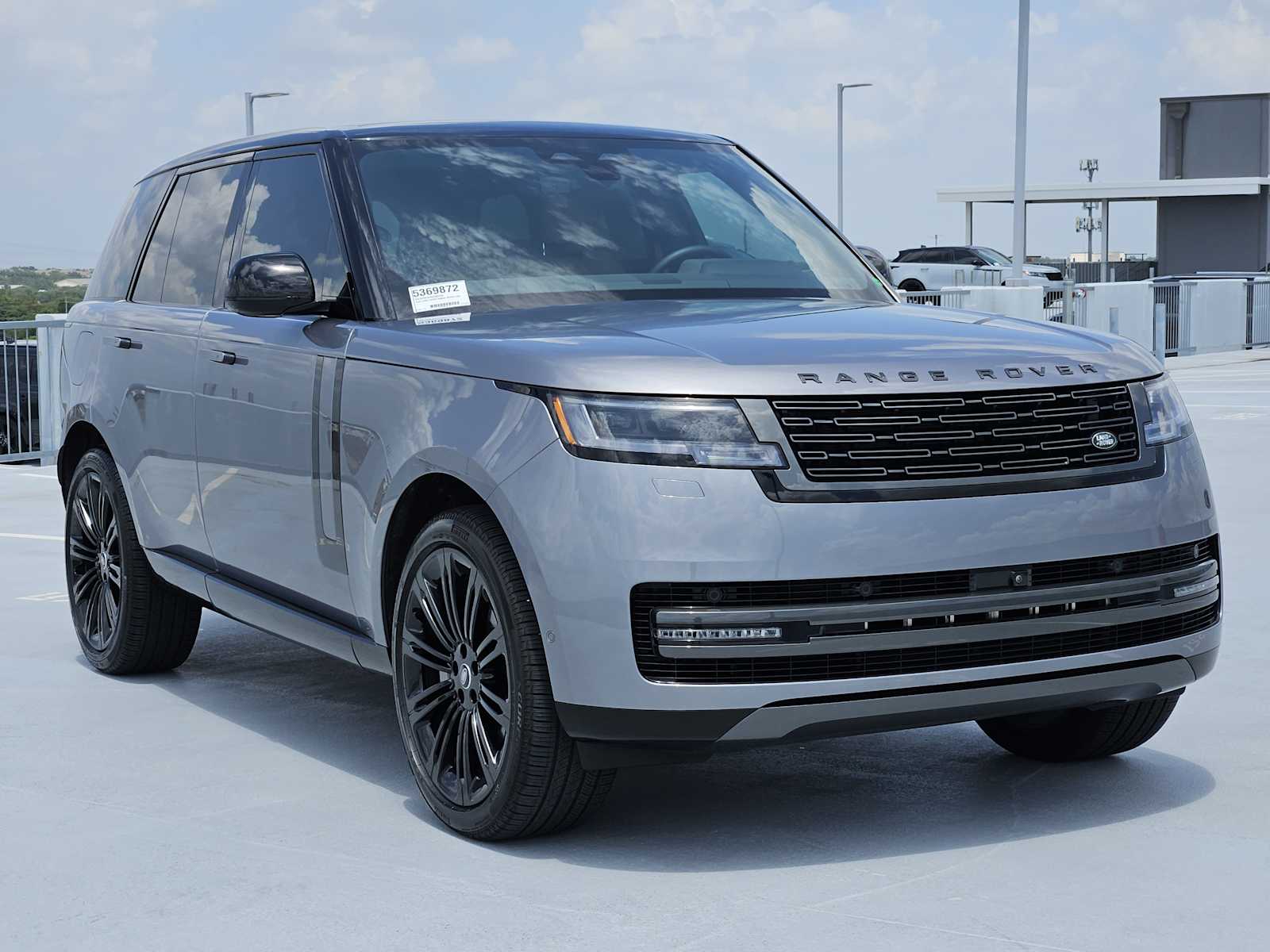 2025 Land Rover Range Rover SE photo 3