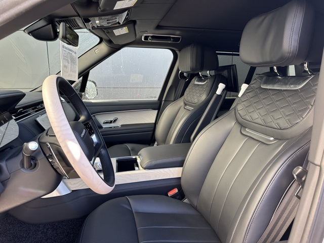 2025 Land Rover Range Rover SV photo 4