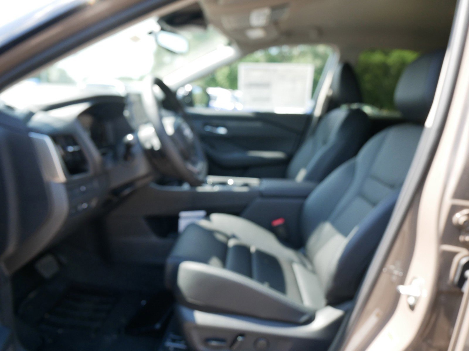 2025 Nissan Rogue SL photo 5
