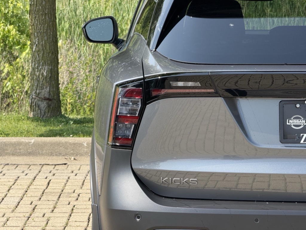 2025 Nissan Kicks SV photo 7