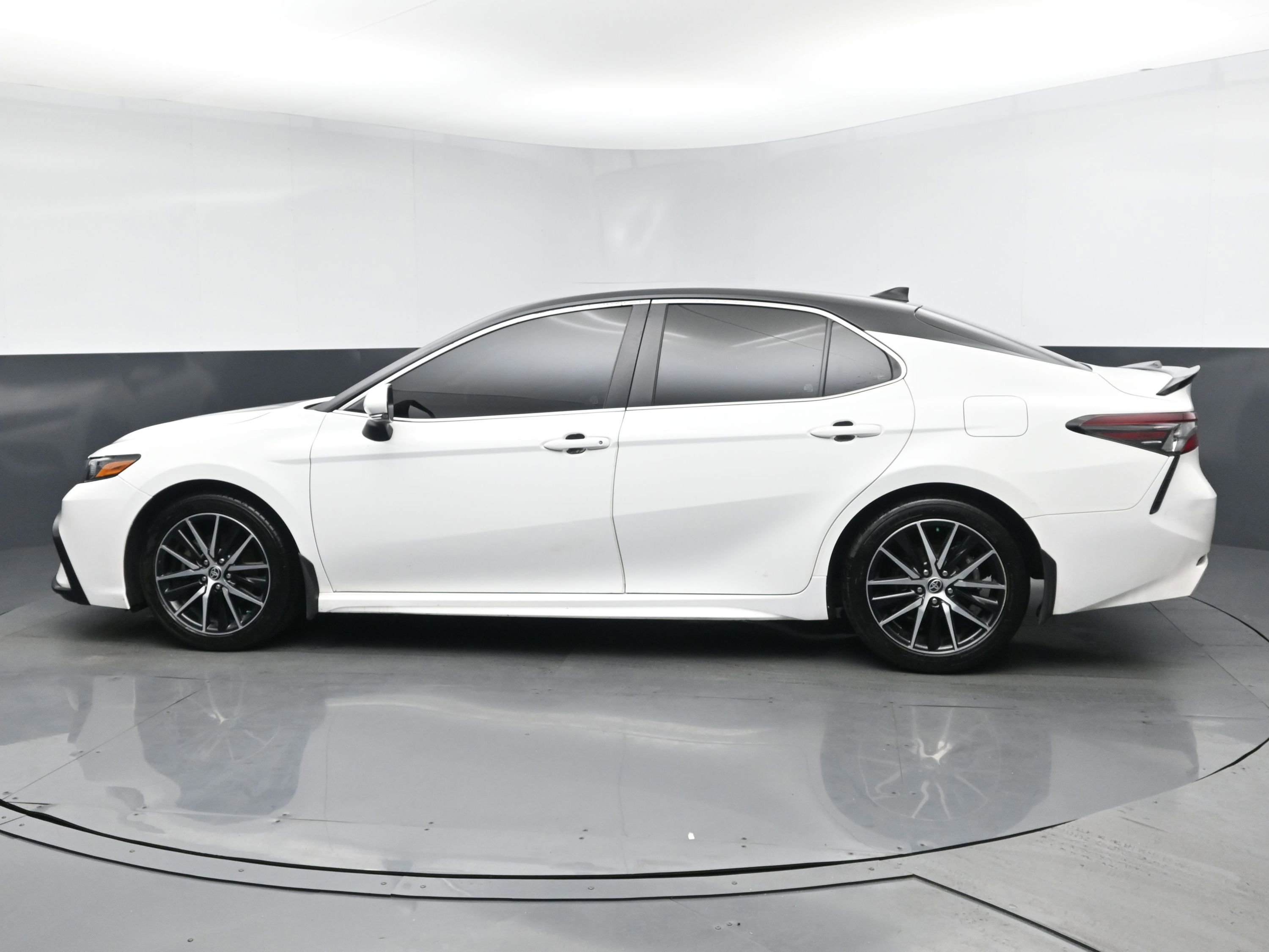 2023 Toyota Camry SE photo 4