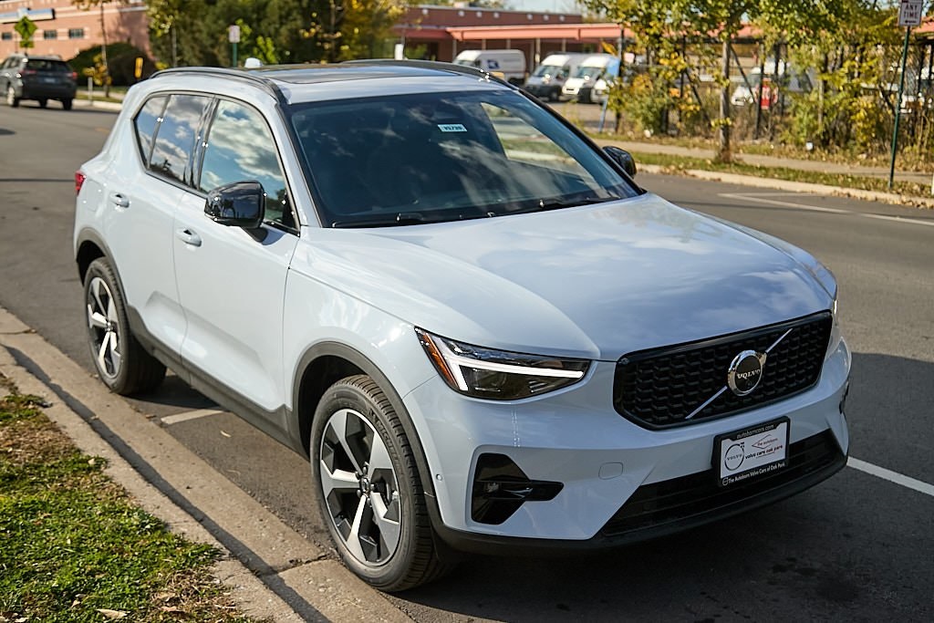 2026 VOLVO XC40 - Image 3