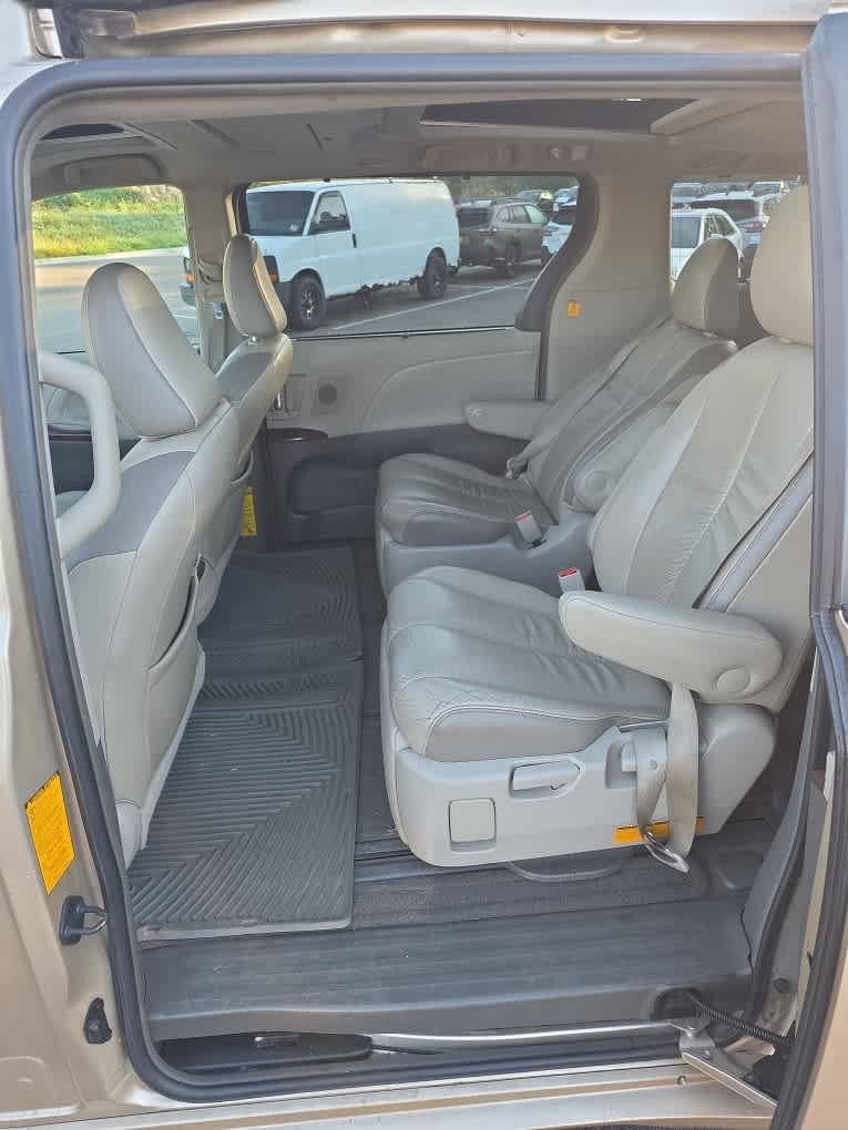 2012 Toyota Sienna XLE photo 5