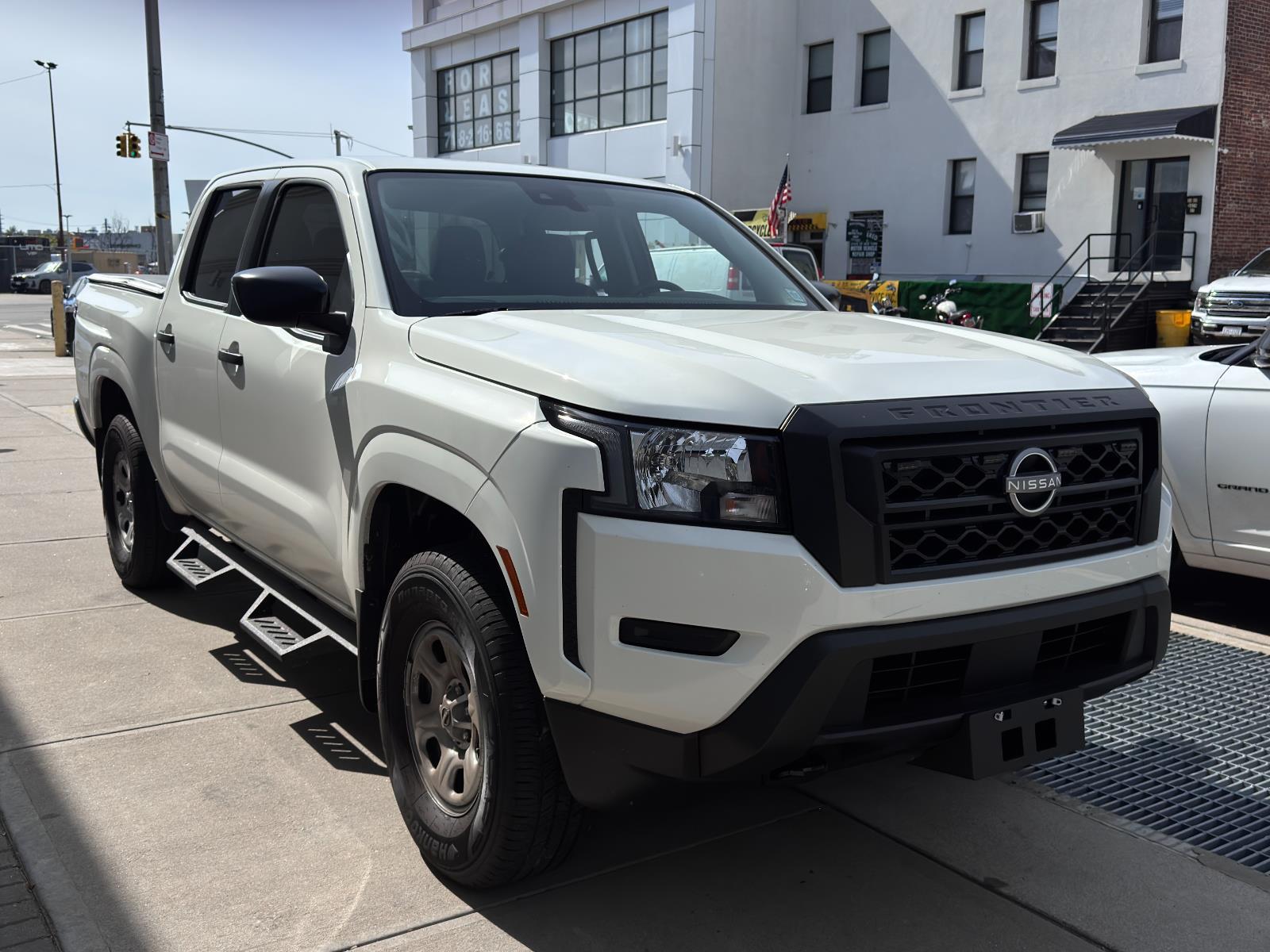 2024 Nissan Frontier SL photo 3
