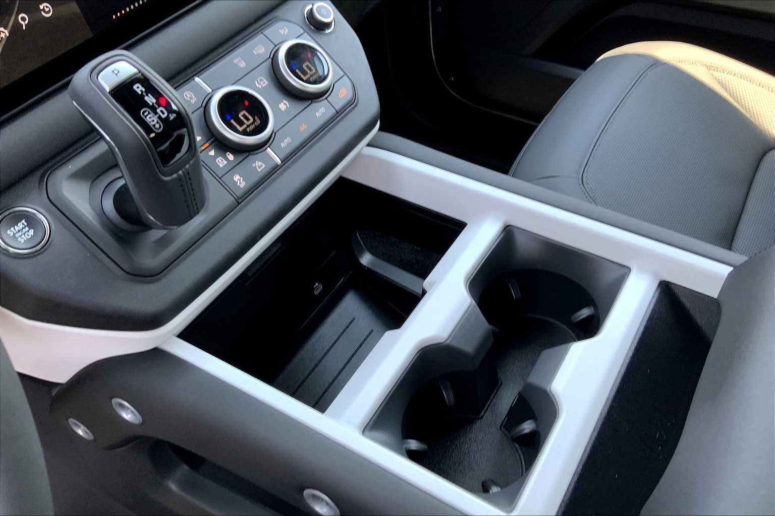 2025 Land Rover Defender X-Dynamic SE photo 7