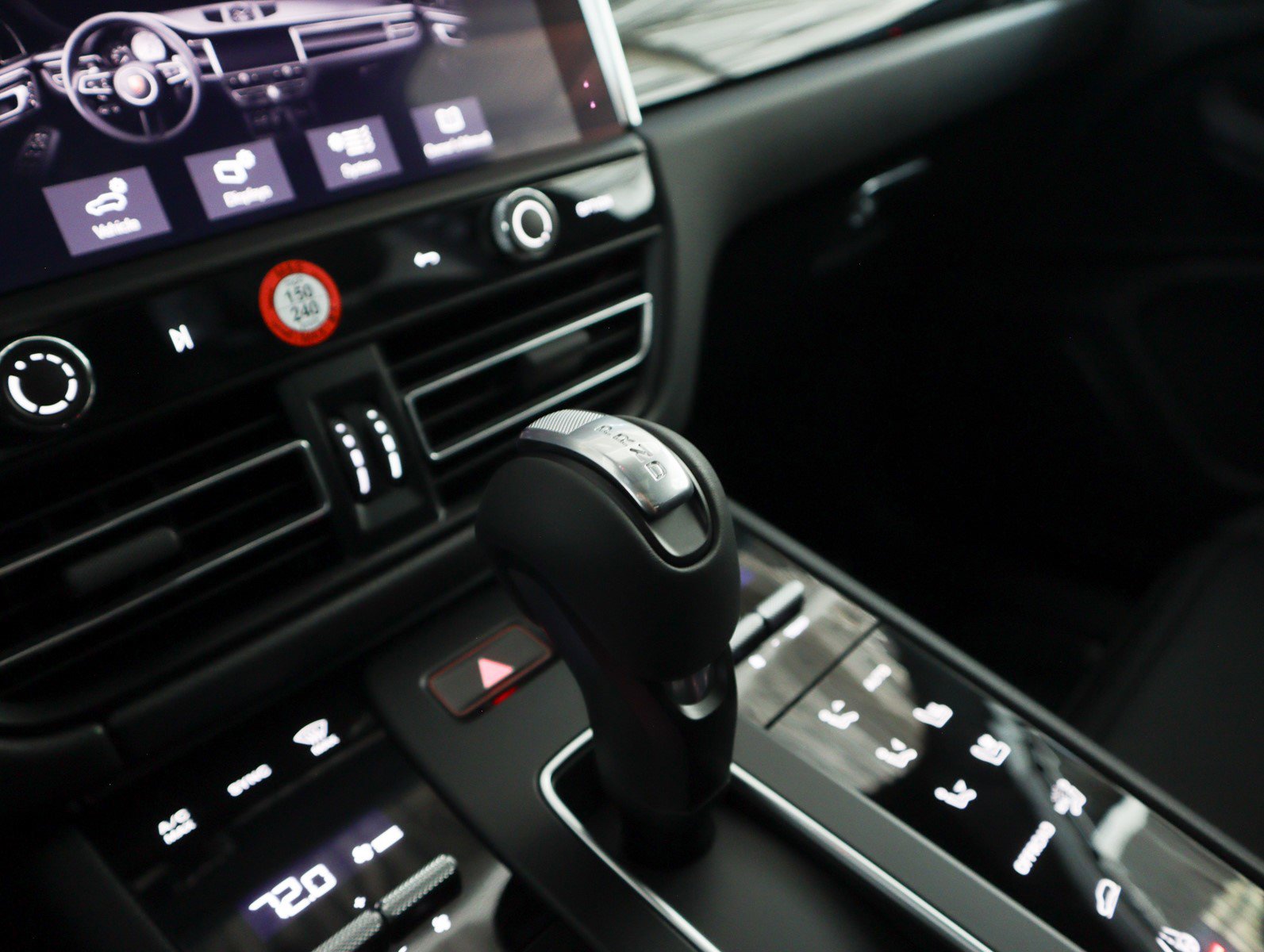 2025 Porsche Macan T photo 19