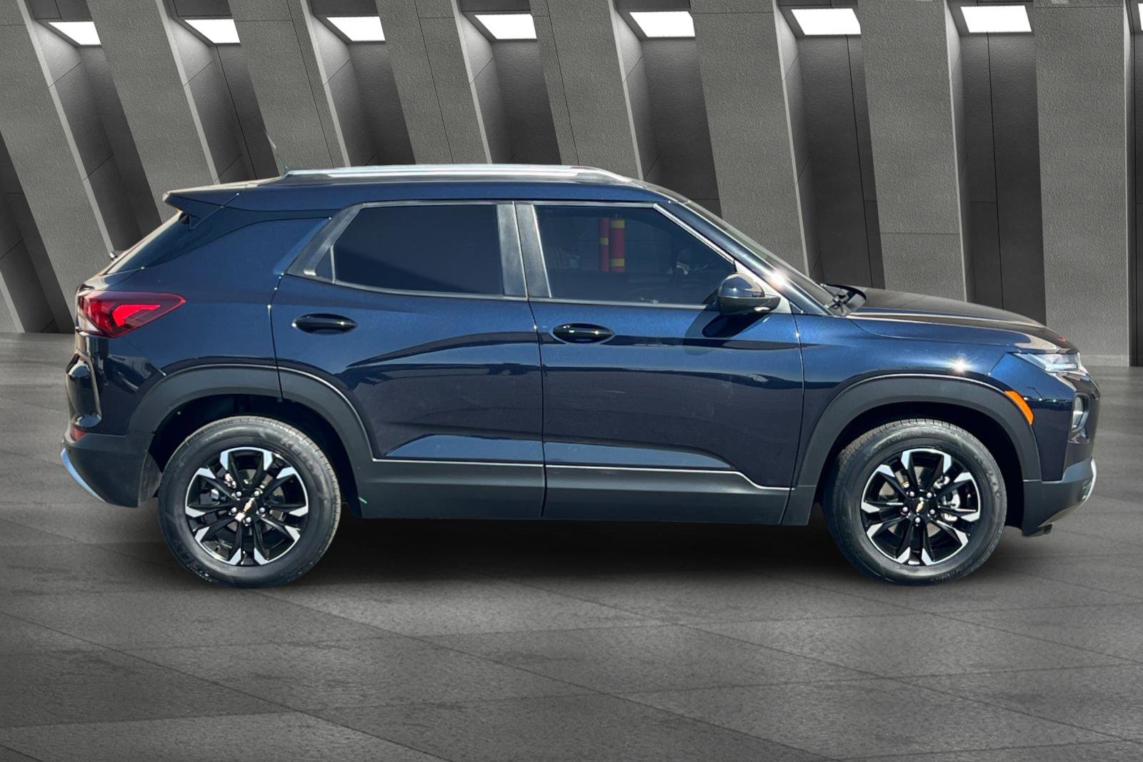 2021 Chevrolet Trailblazer LT photo 2