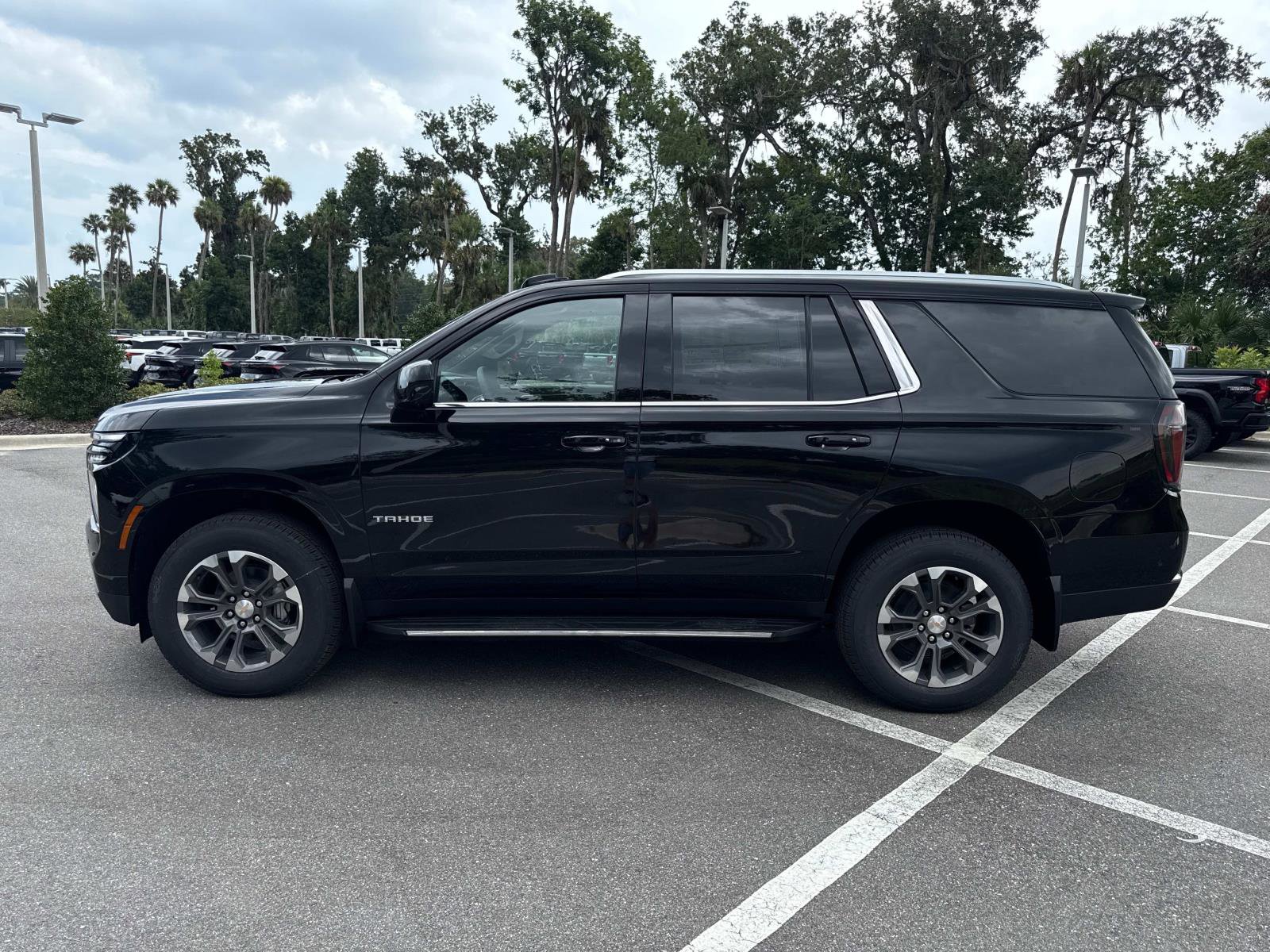 2025 Chevrolet Tahoe LS photo 2