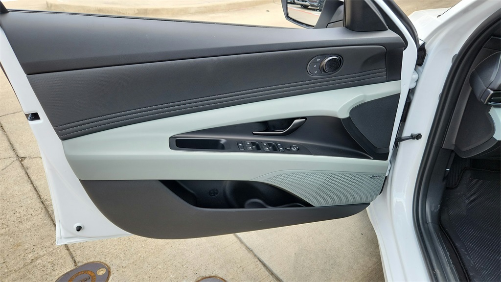 2025 Hyundai Elantra Hybrid Limited photo 31