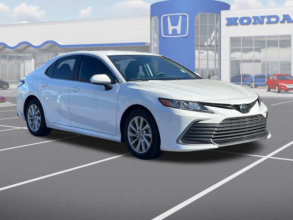 2023 Toyota Camry LE's photo