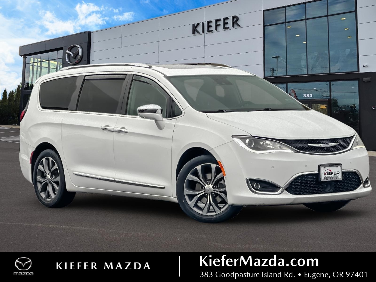 2017 Chrysler Pacifica Limited's photo