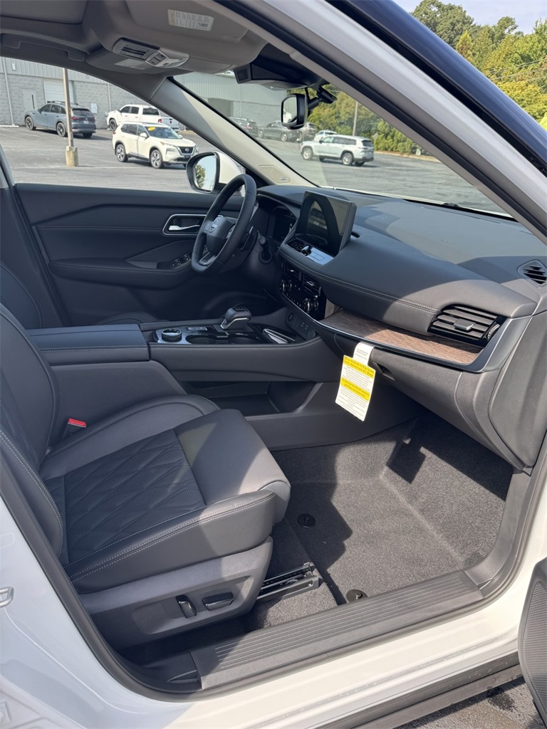 2026 Nissan Rogue Platinum photo 17