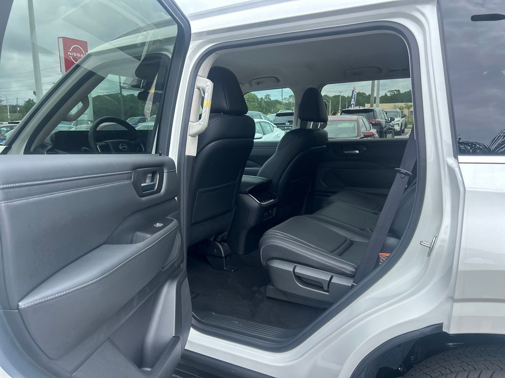 2025 Nissan Armada SV photo 13