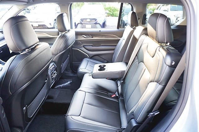 New 2023 Silver Zynith Exterior Paint Jeep Limited image 20