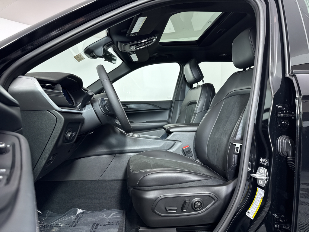 2025 Jeep Grand Cherokee Altitude photo 4