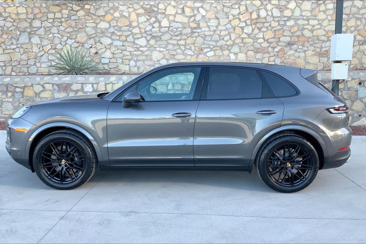 2025 Porsche Cayenne photo 2