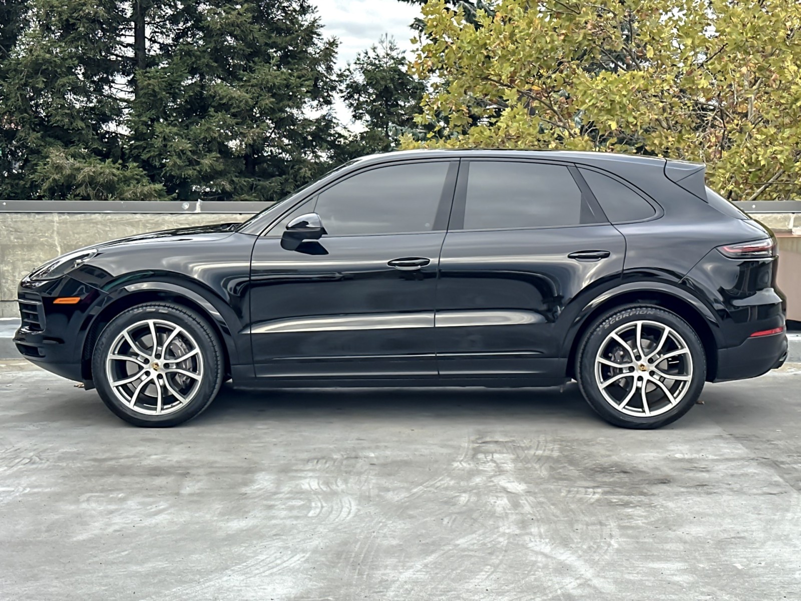 2023 Porsche Cayenne Platinum Edition photo 2