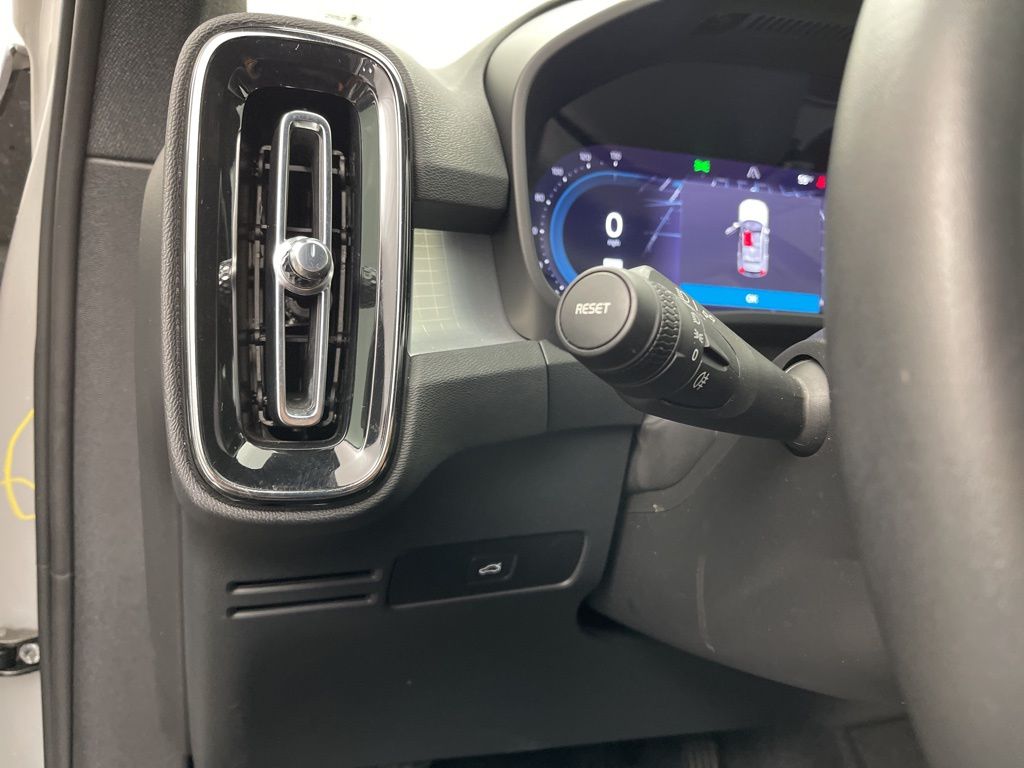 2024 Volvo XC40 Core photo 4