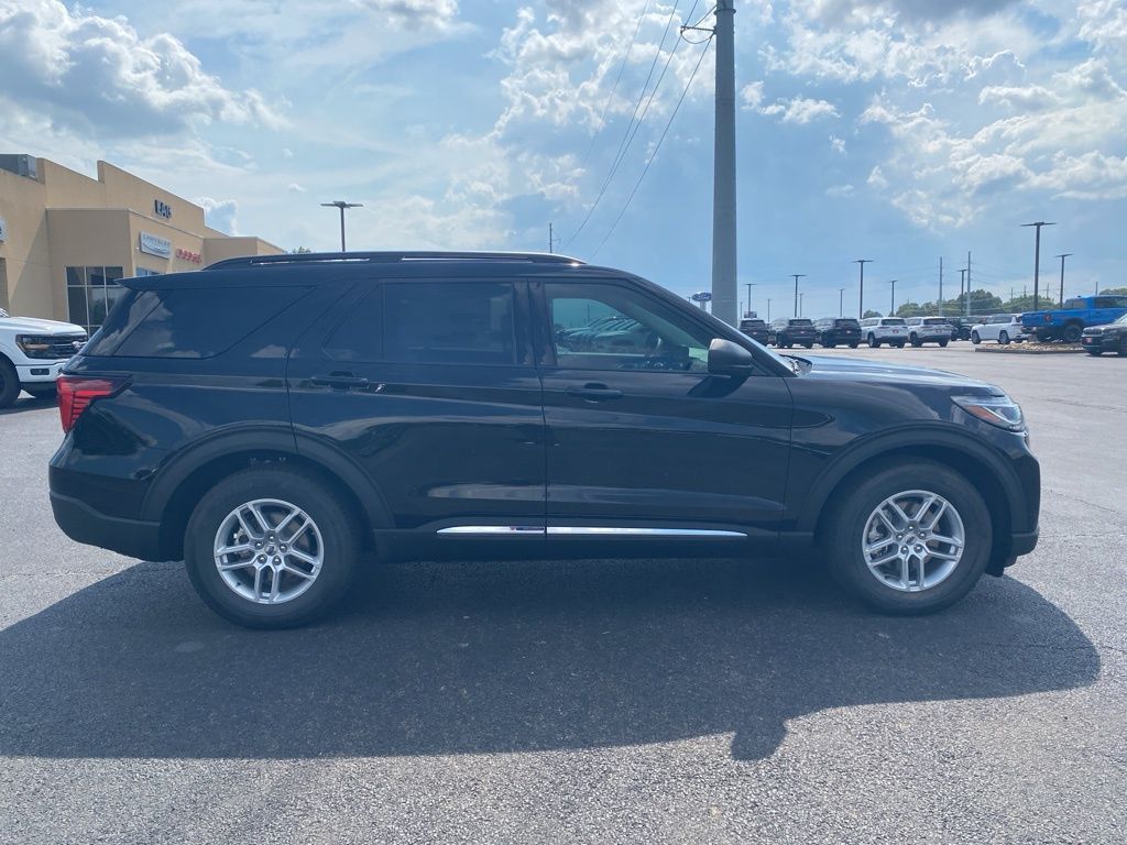 2025 Ford Explorer photo 8