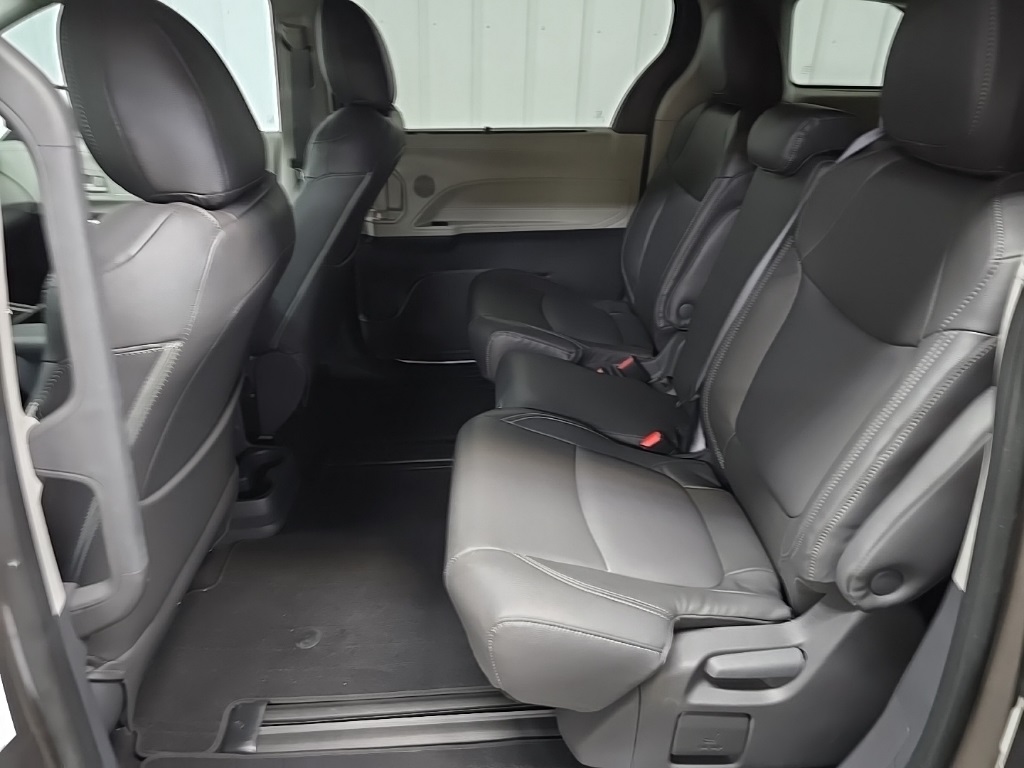 2021 Toyota Sienna LE photo 30