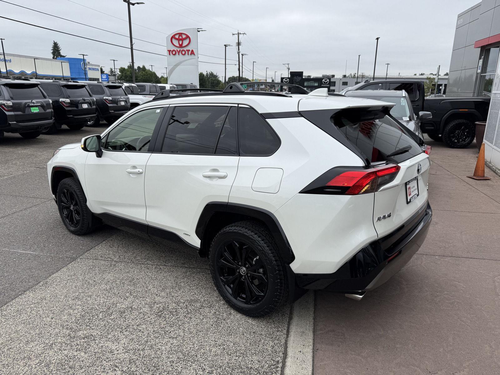2022 Toyota RAV4 Hybrid SE photo 4