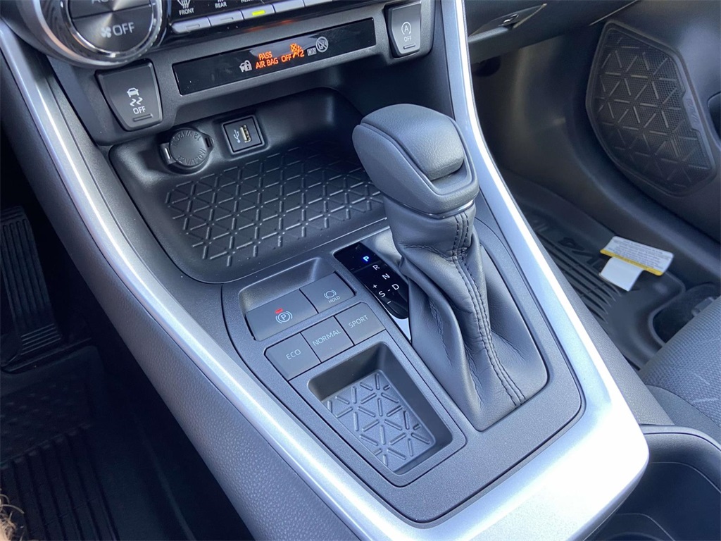 2025 Toyota RAV4 XLE photo 17