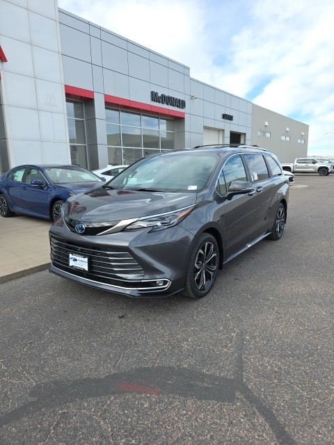 2025 Toyota Sienna Platinum's photo
