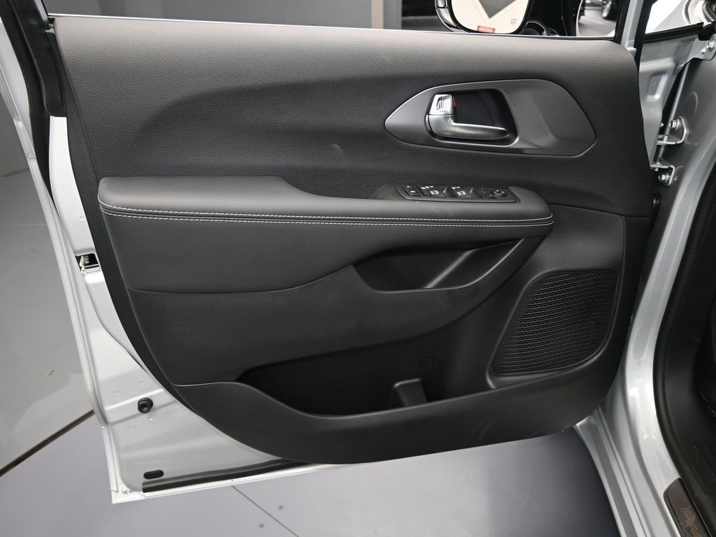 2026 Chrysler Voyager LX's photo