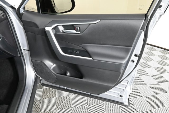 2025 Toyota RAV4 XLE photo 3