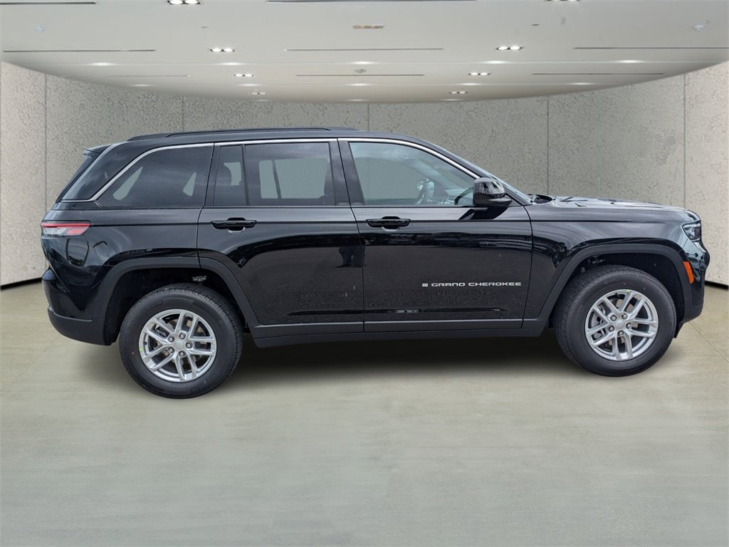 2025 Jeep Grand Cherokee Laredo X photo 3