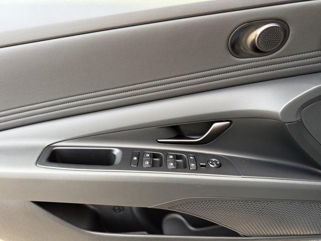 2025 Hyundai Elantra SEL Sport photo 12